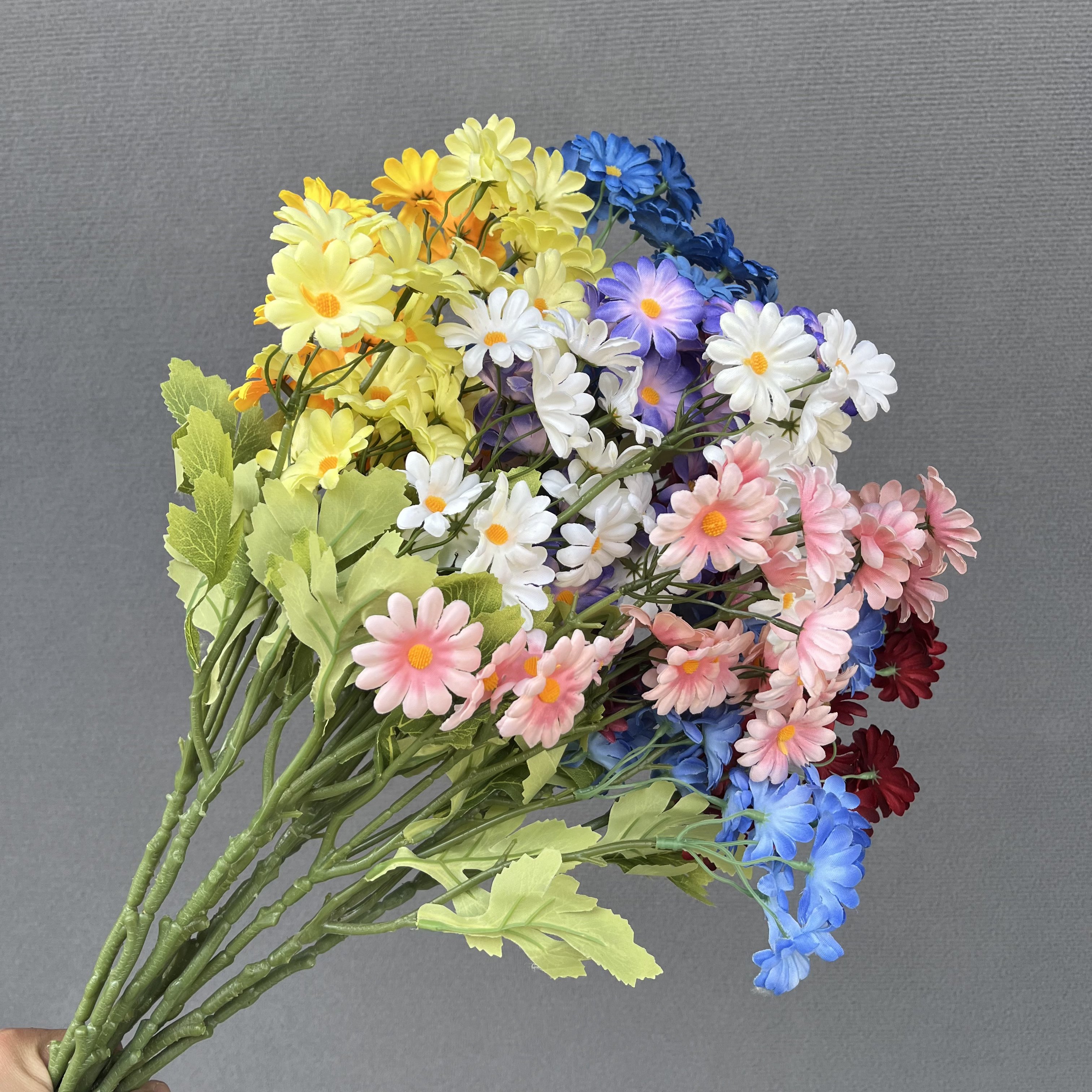 25 small daisies